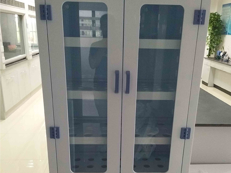 Советы по организации лабораторного шкафа для посуды для максимального использования пространства