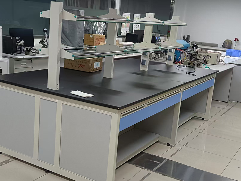 Проектный кейс стального и деревянного лабораторного стола для физической лаборатории