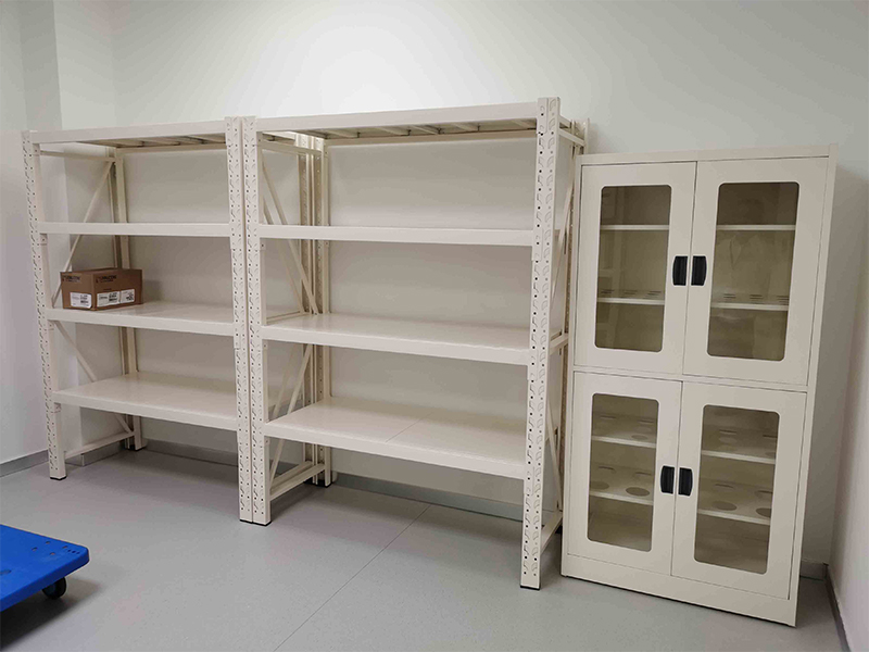 Организация шкафов для лабораторной посуды для быстрого и безопасного доступа